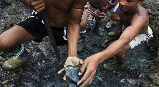Jade pickers Myanmar grabbing stone