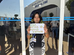 Lula sign held up by activist at COP28